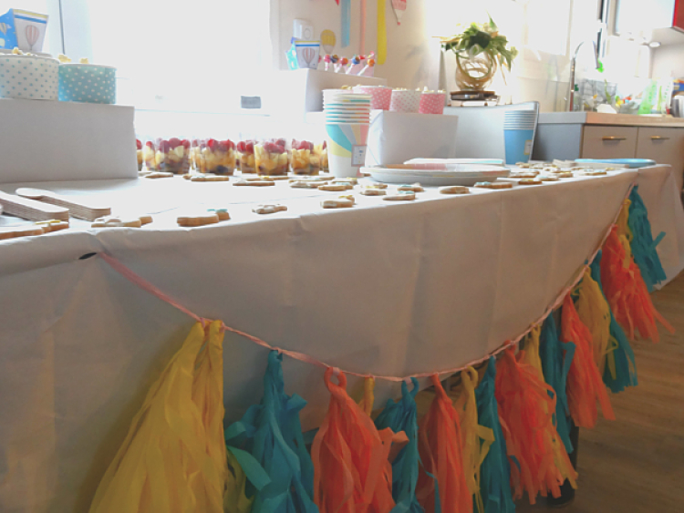 table décorée pour buffet baby shower guirlande pompon DIY