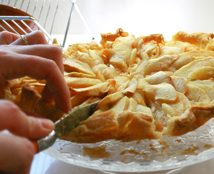 découpe tarte aux pommes