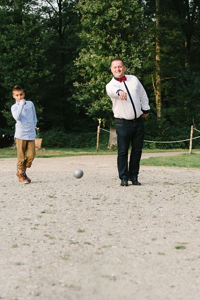 invité mariage jouant à la pétanque