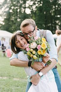 enfant d'honneur avec bouquet de mariée et marié