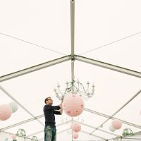 preparatifs mariage deco salle lampions roses