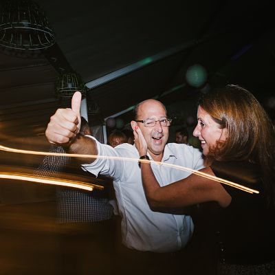 soirée mariage néon danse couple