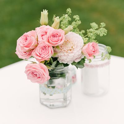 composition fleurs pots verre DIY mariage