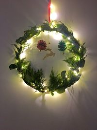 couronne de noël traditionnelle en sapin avec guirlande lumineuse fait main