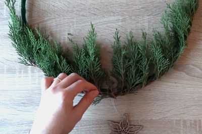 couronne de noël en cours de fabrication