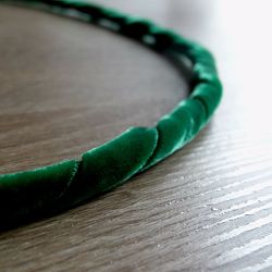 cercle de métal enroulé de ruban en velours vert pour couronne de Noël