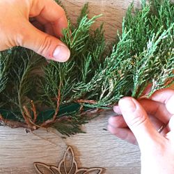 feuillage sapin doré et nu pour couronne de noël