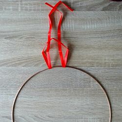 ruban rouge sur cercle en métal pour fixation